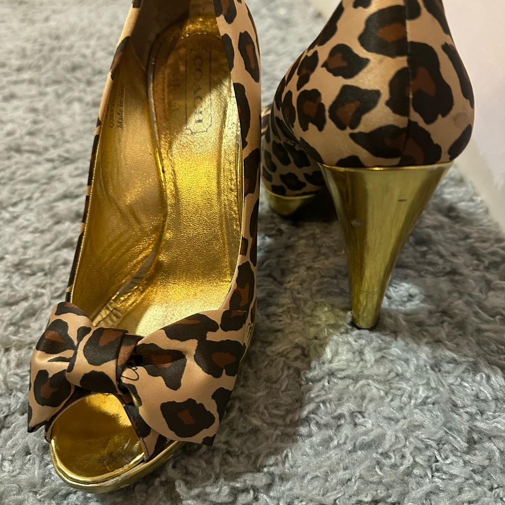 COACH  Leopard Print Peep-Toe Heels with Gold Accents 8# - Picture 4 of 9